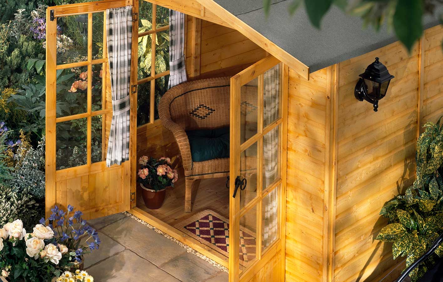 Gartenhaus aus Holz mit offener Tür